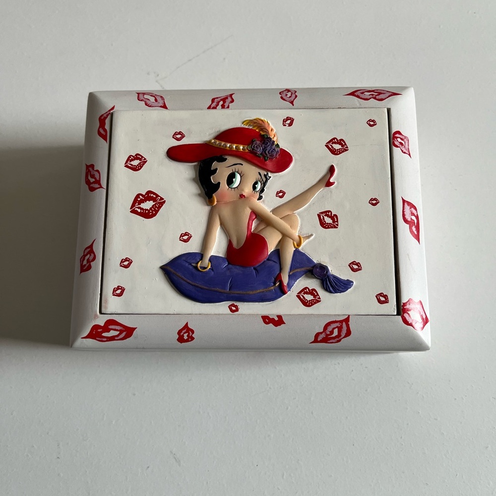 Vintage Betty Boop musical jewelry box with lip images, red velvet interior rare